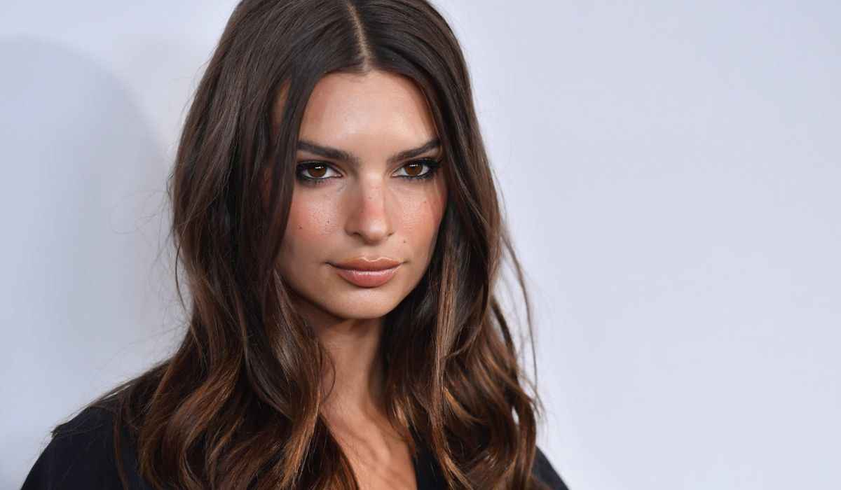 Emily Ratajkowski Performed A Tik-Tok Dance In An Underboob-baring Crop Top